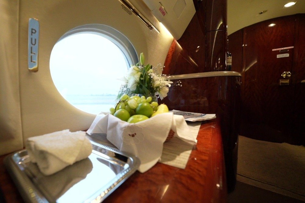 WET TOWEL, FRUTAS Y ARREGLO FLORAL